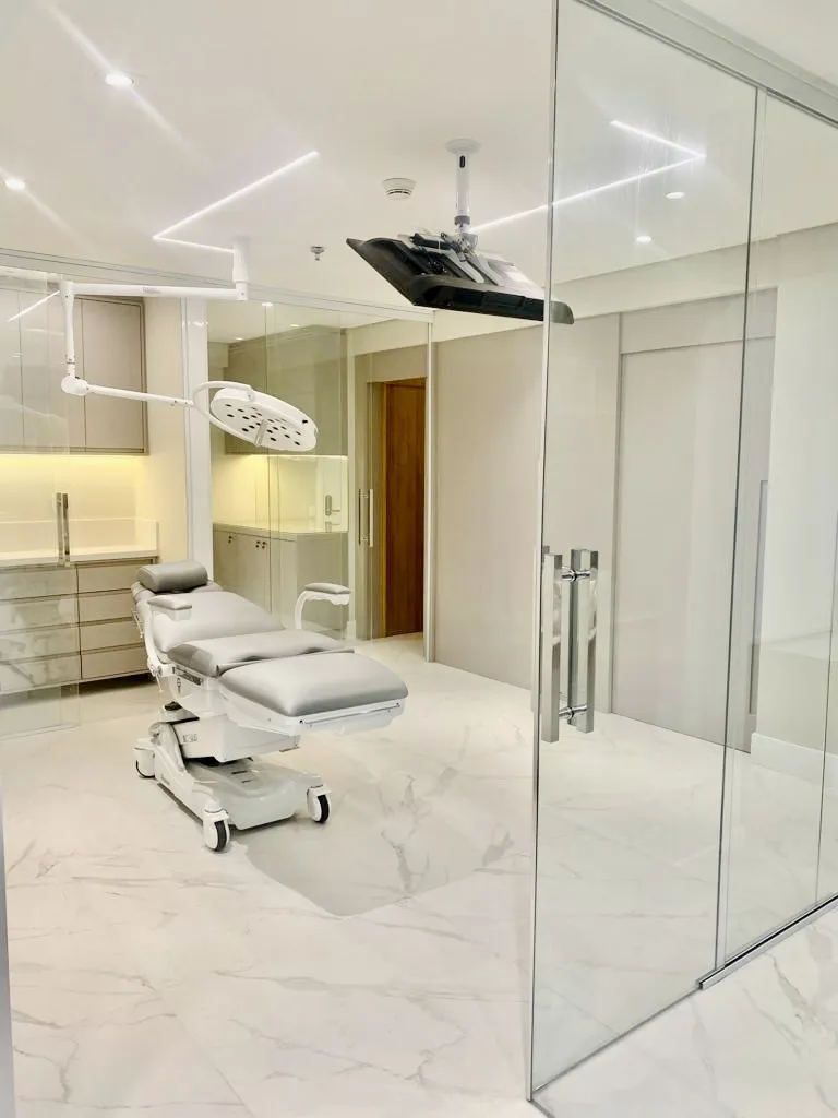 Sala de procedimentos de clínica médica em porcelanato marmorizado