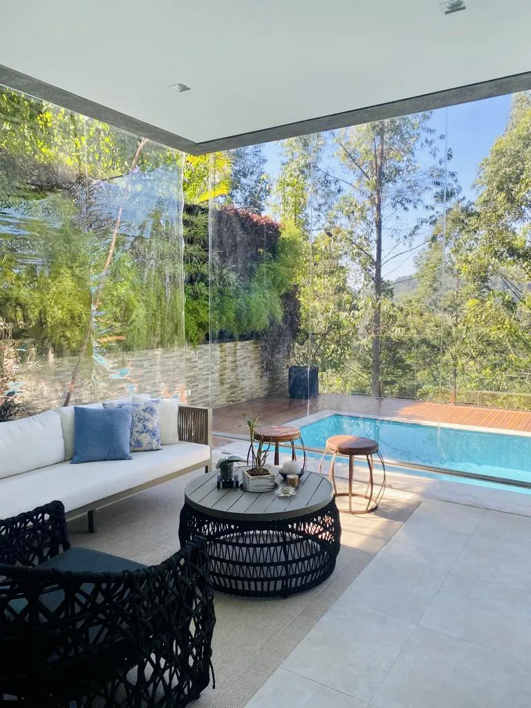 Varanda com área de piscina e jardim vertical