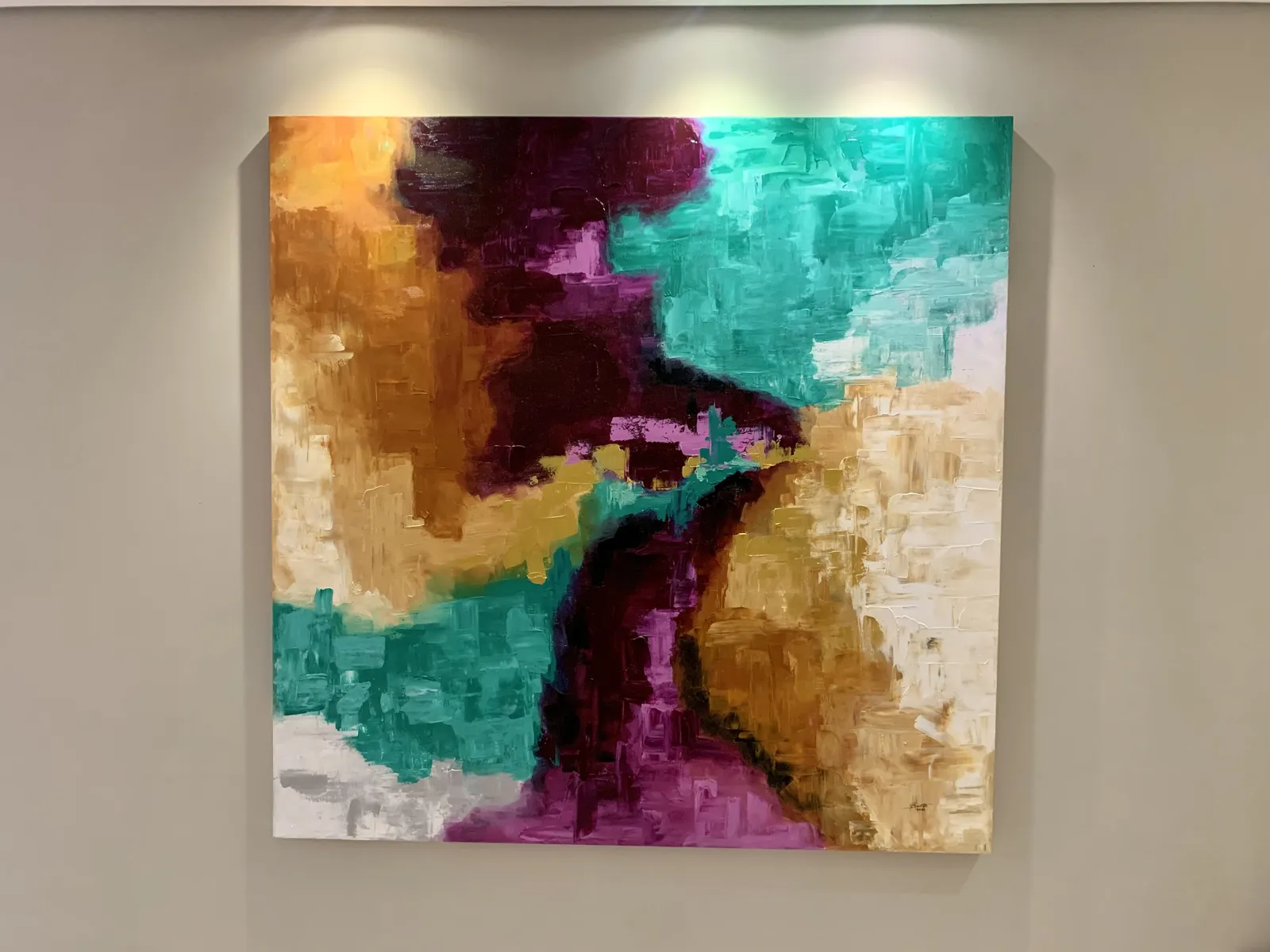 Tela artística abstrata em tons de roxo, verde-água e dourado